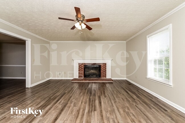 Foto del edificio - 215 Brooks Dr