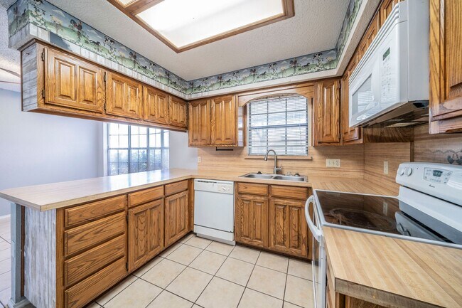 Building Photo - Spacious 3-Bedroom Home with Expansive Bac...