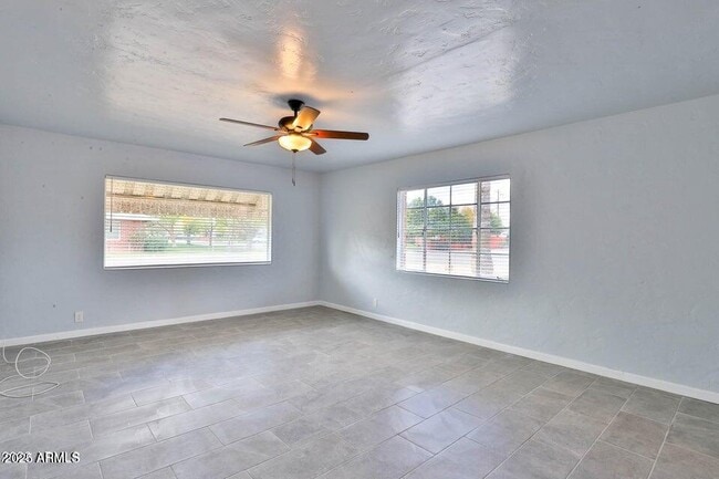 Foto del edificio - 345 W Windsor Ave