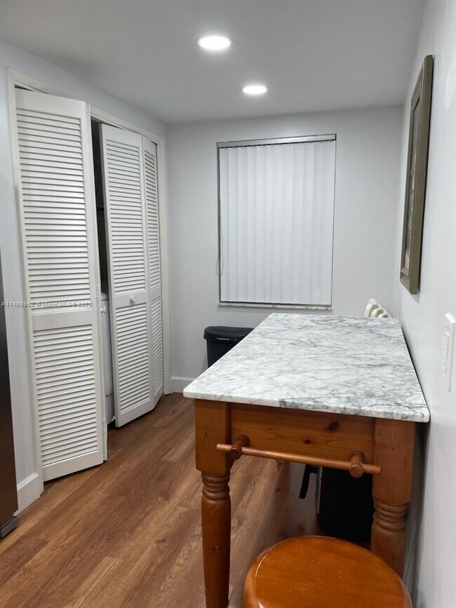Foto del edificio - 4261 W Palm Aire Dr