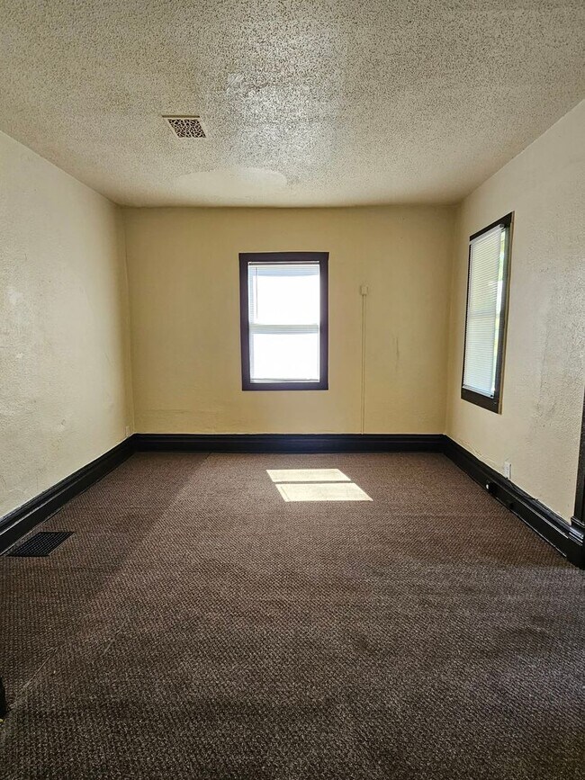 Building Photo - 819 E Whitmer St