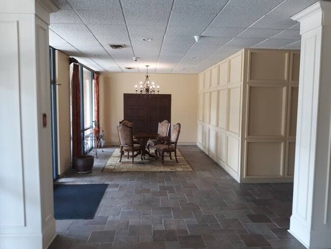 Building Photo - Marvellous Two Bedroom Condo With Perks!