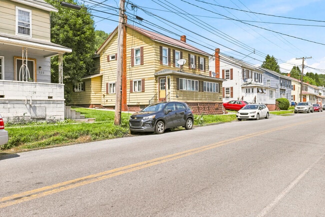 Building Photo - 557 Railroad St