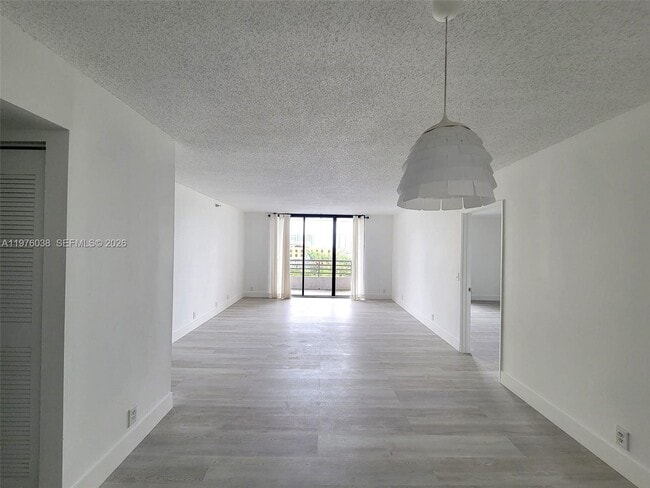 Foto del edificio - 3300 NE 191st St