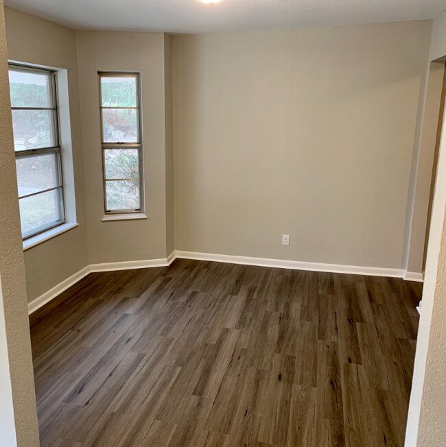 Building Photo - 421 Pinehurst Dr