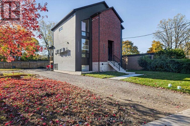 Photo du bâtiment - 417 Base Line Rd E