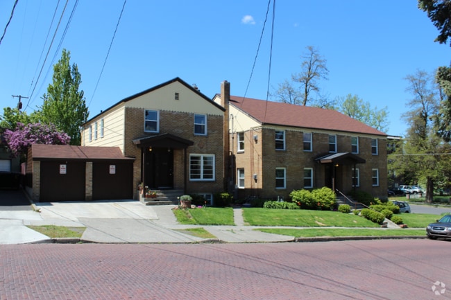 Building Photo - 104 S Oak St