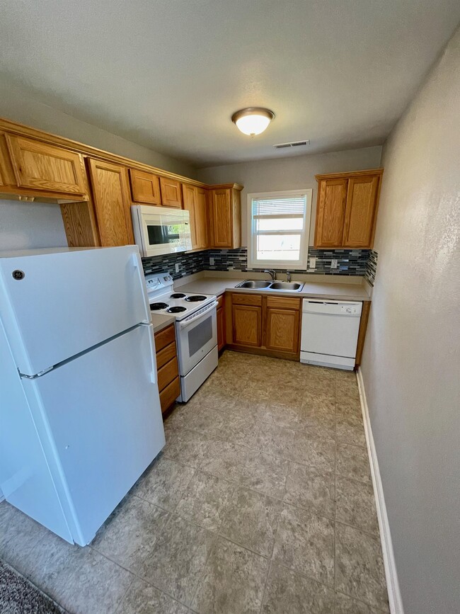 Building Photo - 8220 Oak Dr