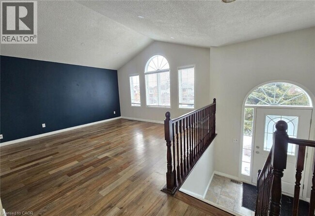 Building Photo - 164 High St