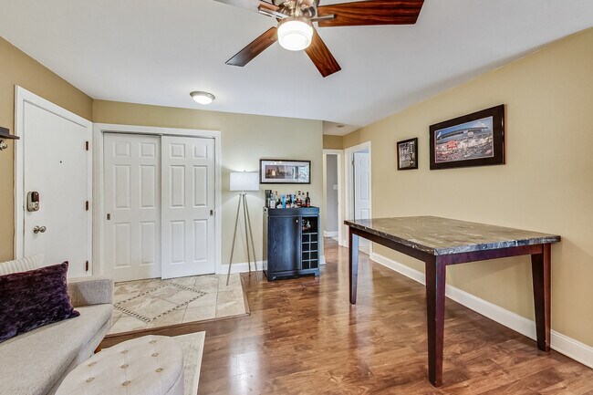 Foto del edificio - 5950 N Odell Ave