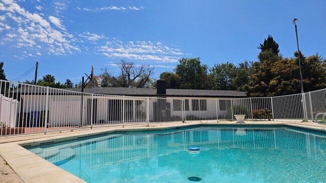 Foto del edificio - Mid Century Modern - 4 Bedroom Carlton Terrace Pool Home