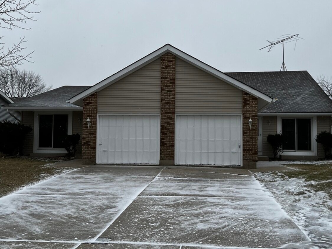 Primary Photo - 611 Chardonnay Ln