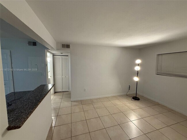 Foto del edificio - 350 Palm Cir W