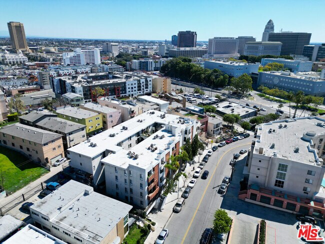 Building Photo - 630 N Grand Ave