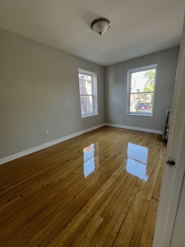 Building Photo - 5 Bedroom
