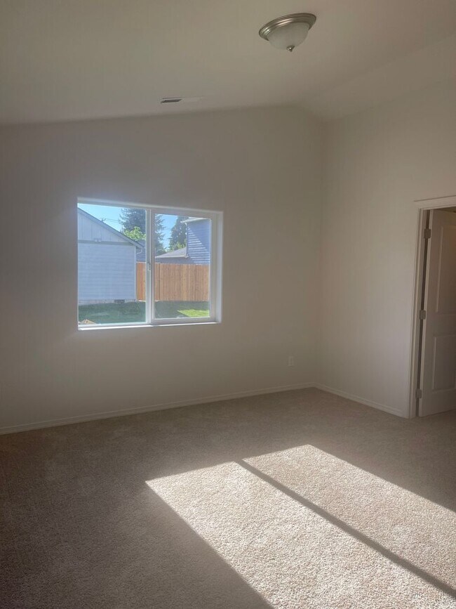 Building Photo - Eugene 3 Bed 2.5 Bath, 2 Story Single Fami...