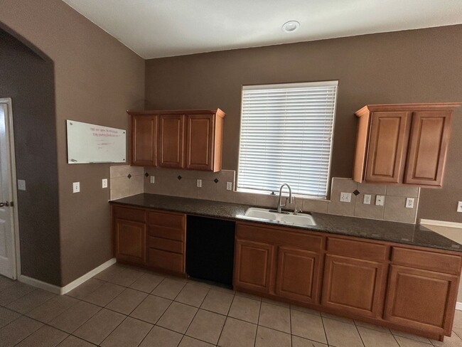 Building Photo - Move in Ready in Northwest Hanford