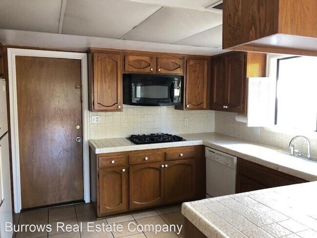 Foto del edificio - 3 br, 2 bath House - 10640 Almond Avenue