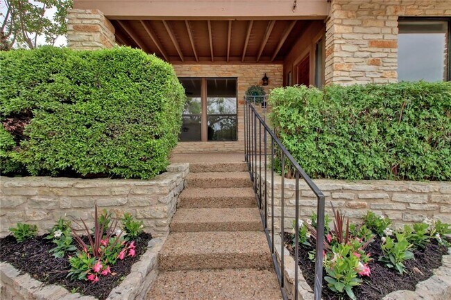 Building Photo - 209 Crescent Bluff