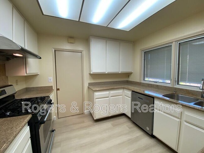 Foto del edificio - 1124 Song Ct