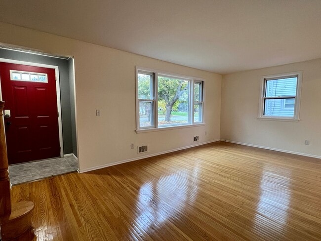 Building Photo - Spacious 3-bedroom, 1.5-bath Colonial in E...