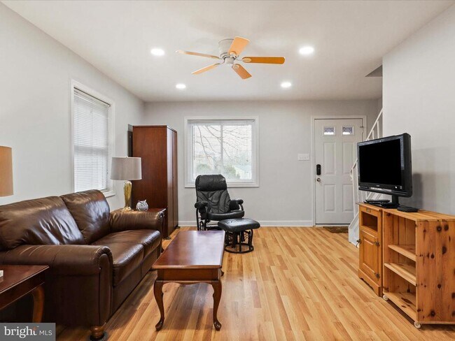 Foto del edificio - 5883 Blaine Dr