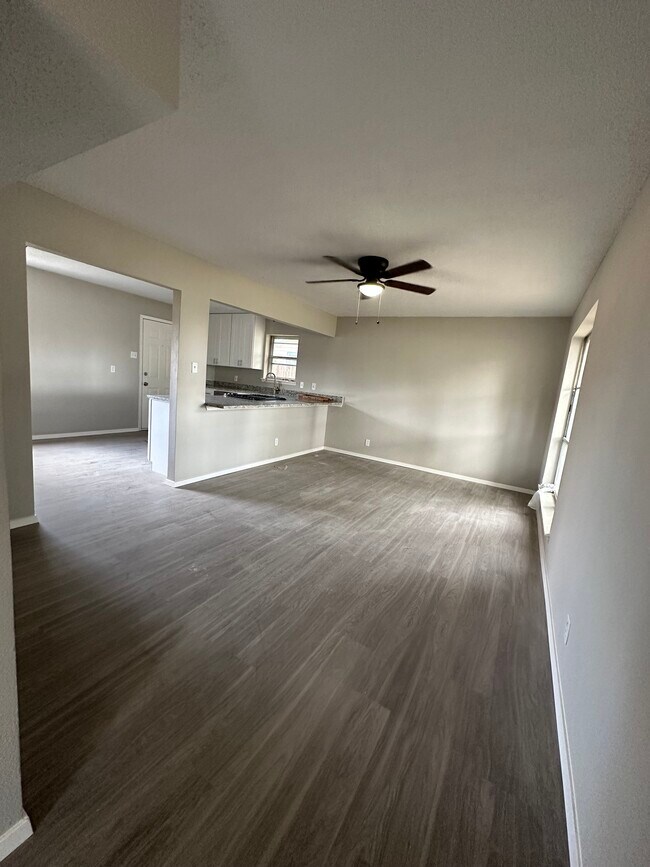 Building Photo - 10021 Losa Dr