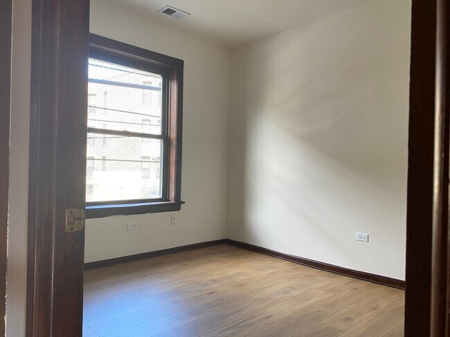 Building Photo - 4052.5 N Sheridan Rd