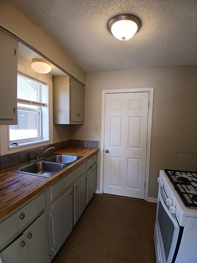 Building Photo - Newly Renovated Duplex in Hayden Place