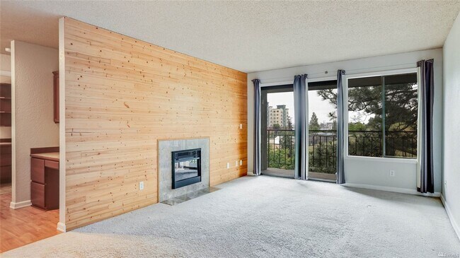 Foto del edificio - Light filled top floor condo.