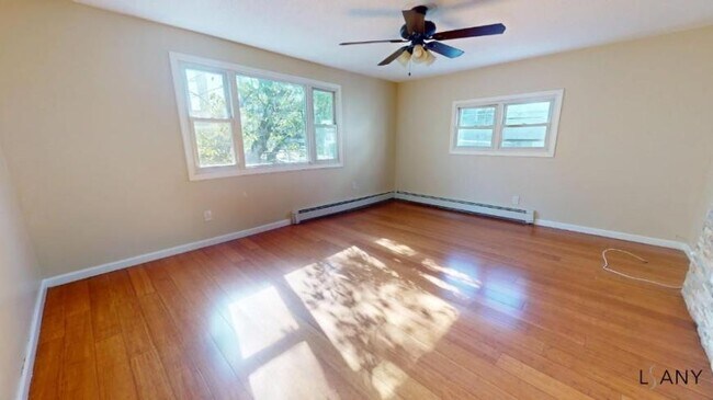 Foto del edificio - 3 bedroom in BRONX NY 10457