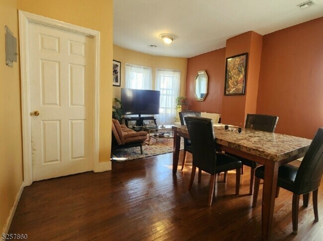 Building Photo - 37 Blum St