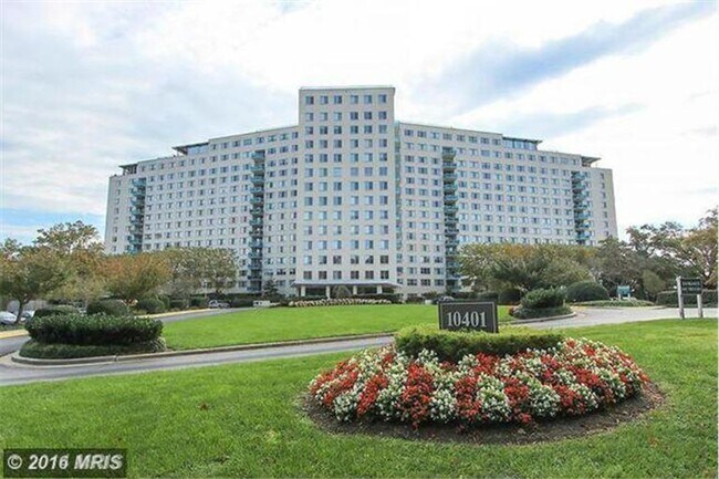 Building Photo - Lovely Studio Apt. in desirable location. ...