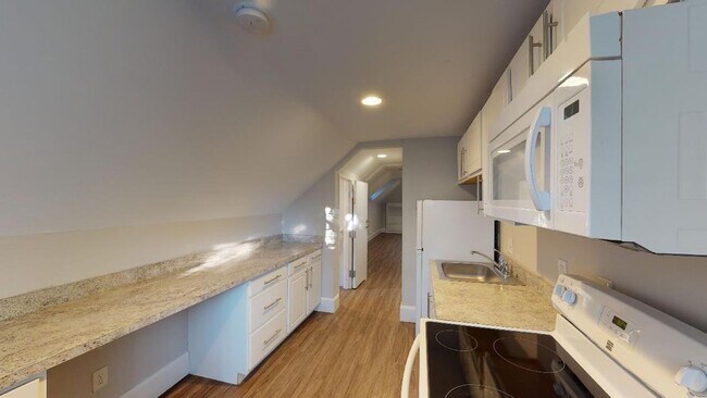 Foto del edificio - 5 BEDROOMS + 3.5 BATHS + 2 Full Size Kitch...