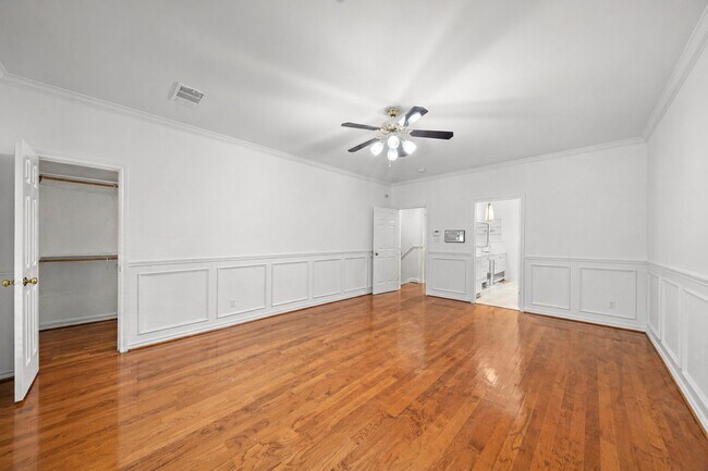Foto del edificio - 5136 Chevy Chase Dr
