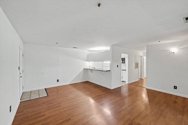 Foto del edificio - Spacious 4-Bedroom Condo Across from UNC Charlotte!