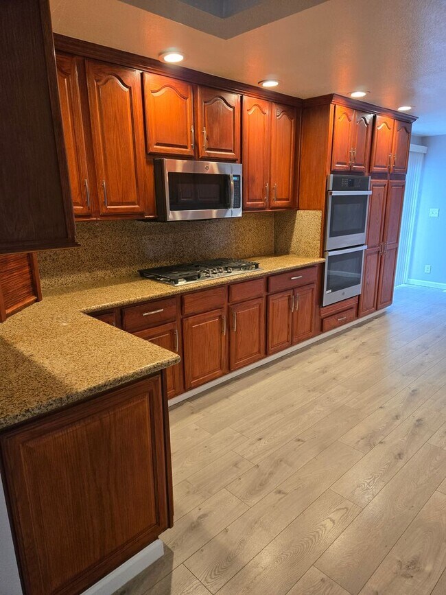 Foto del edificio - HUGE Bonus room ! Remodeled !  Hardwood Flooring Throughout & New Carpet in Bedrooms, Tile, Grani...