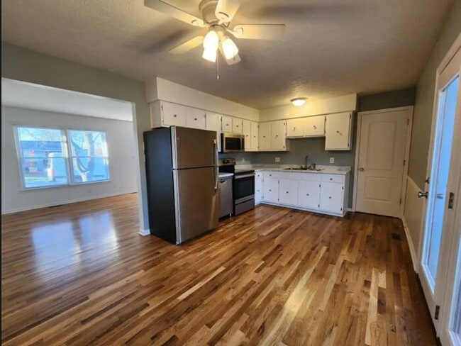 Building Photo - A cozy 3 bedroom, one bathroom house!