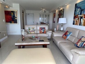 Building Photo - 100 Bayview Dr