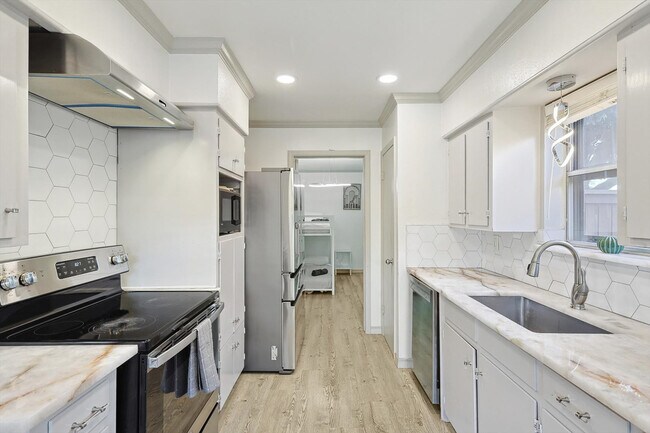 Building Photo - 7749 El Pensador Dr