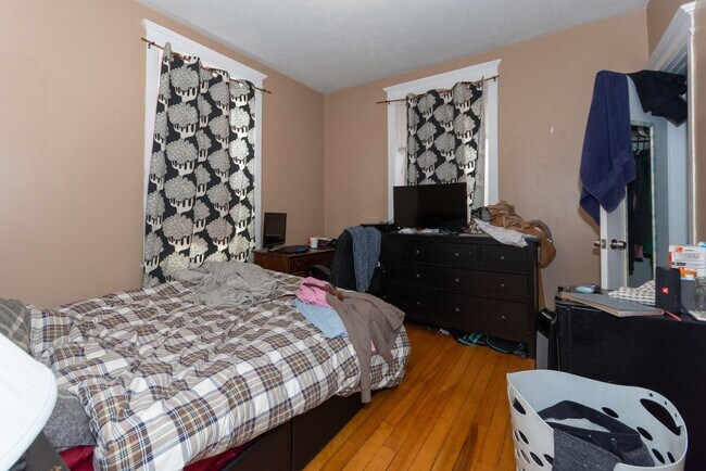 Building Photo - Large 5 bedroom, 2 full baths, right on the T!