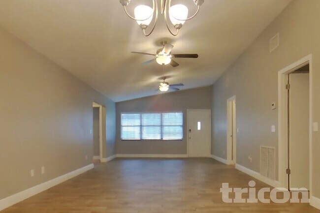 Foto del edificio - 12449 Blue Heron Way