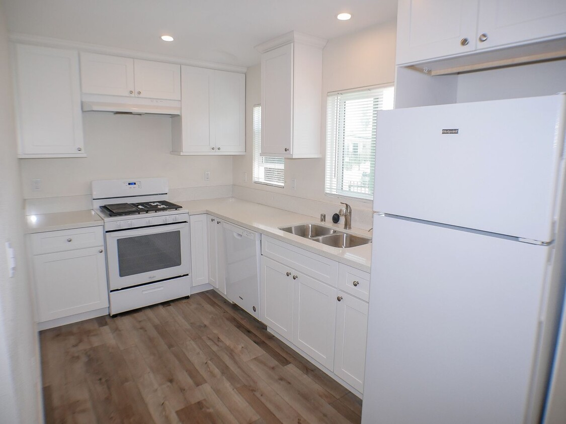 Primary Photo - Remodeled single family home with washer/d...