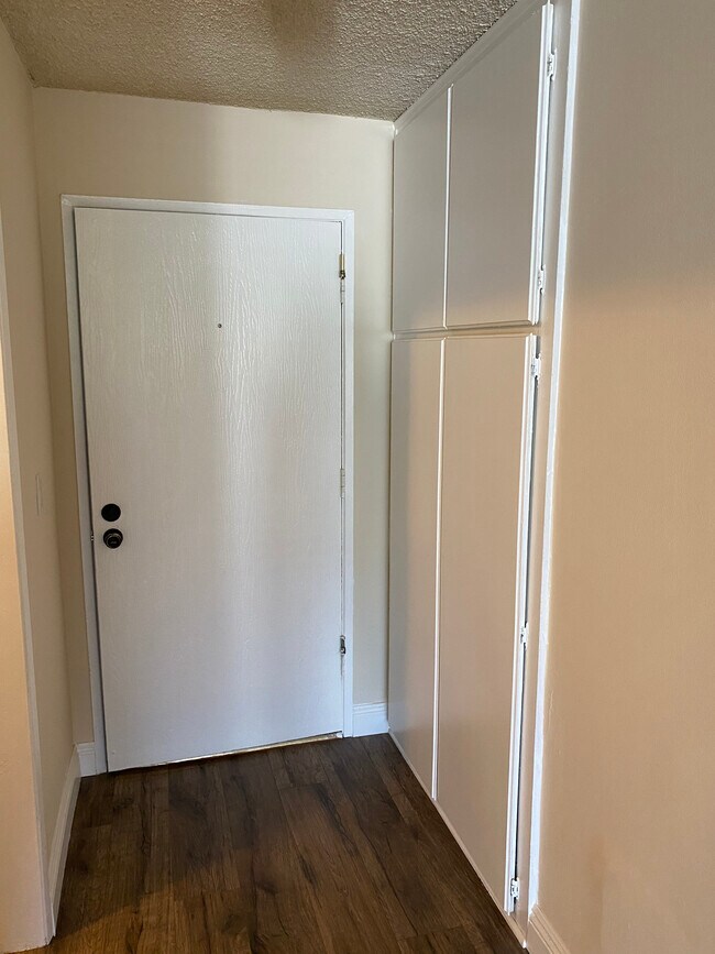 Puerta principal / Armario de almacenamiento - 927 W 19th St
