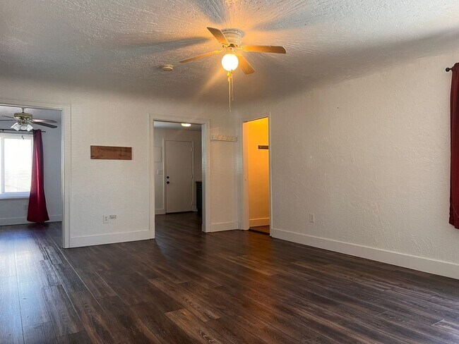 Building Photo - 2BD/1BA DUPLEX W/GARAGE &YARD IN LEBANON