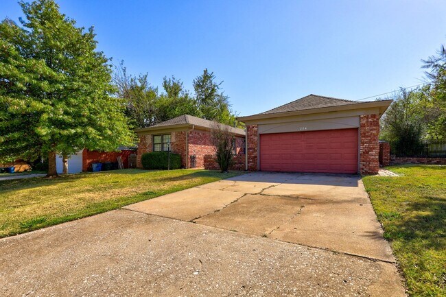 Foto del edificio - Spacious 3 bedroom, 2 bath brick, ranch ho...