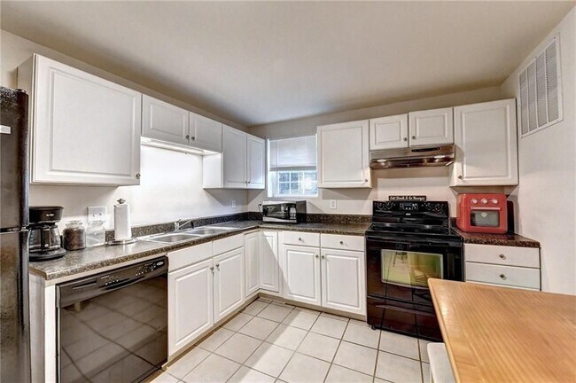 Building Photo - 6490 Tuggle Dr