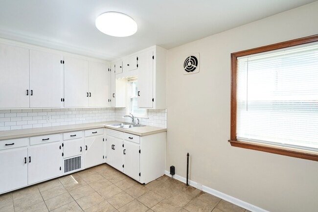 Building Photo - Renovated Goodyear Heights 3-4 Bed 1 Bath ...