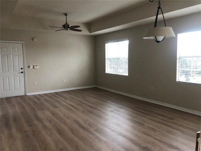 Building Photo - 1010 Villagio Cir