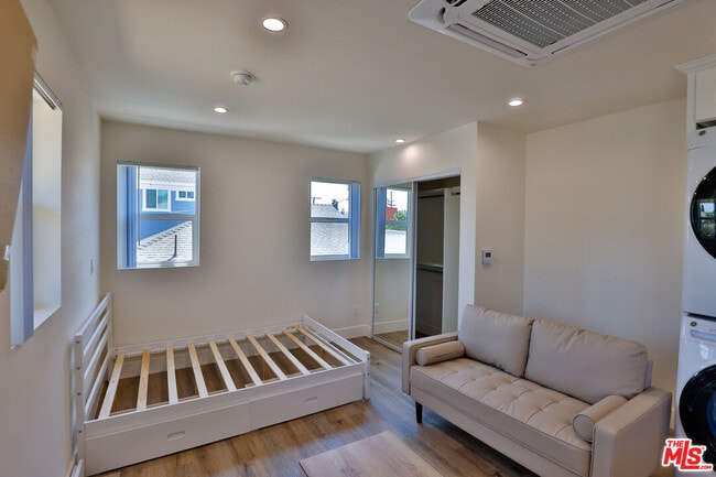 Foto del edificio - 1237 W 25th St